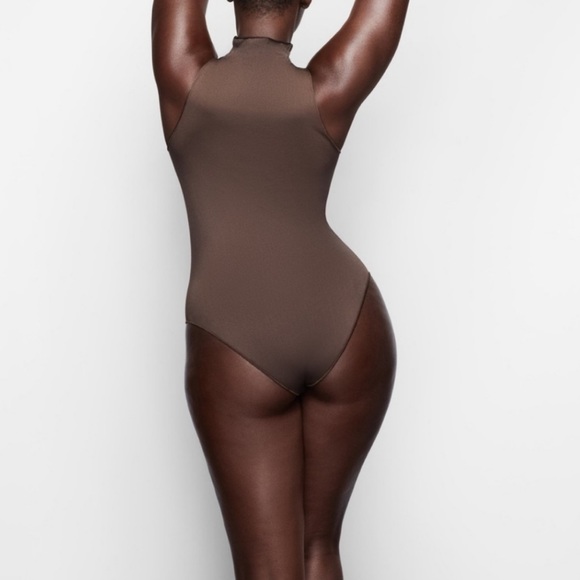 NEW SKIMS Essential Mock Neck Sleeveless Bodysuit In Smokey Quartz 4X/5X - Picture 2 of 11
